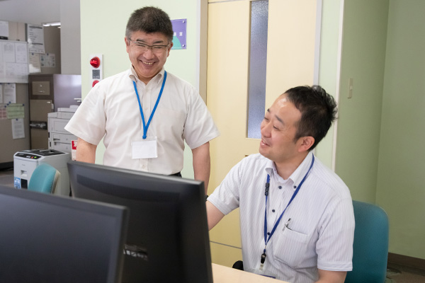 笑顔で相談する工藤酸素店の従業員